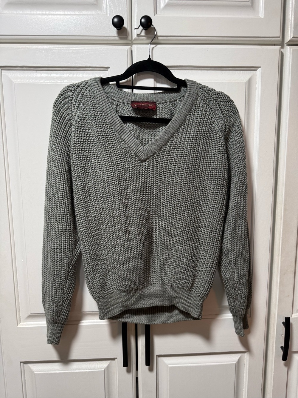 Checkmate Men's V-Neck Knit Sweater - Gray